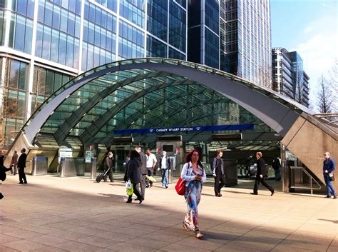 Bureaux de Change near Canary Wharf Tube Station.